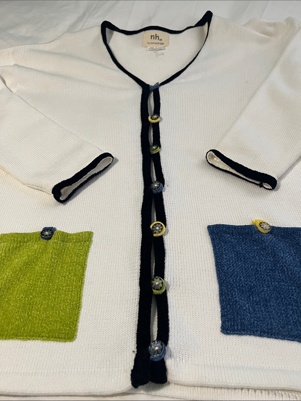 nh by Nancie Harmon White Knitń Cardigan with Green and Blue Pockets